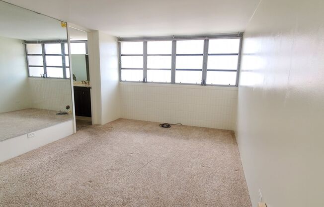 AVAILABLE NOW! Spacious and bright 2 bed, 2 bath, 1 parking unit on Ward Ave