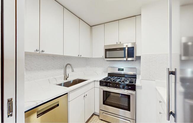 216 218 E 47 ST