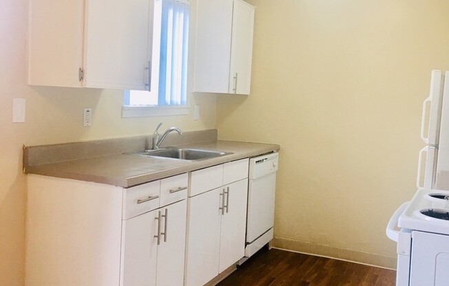 2 beds, 1 bath, 807 sqft, $1,795, Unit G1