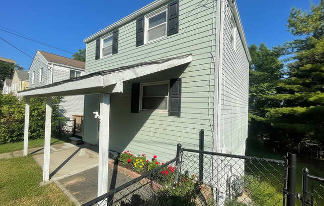 Tired of being a renter and want to own your own home? This is a Lease with Option to Purchase deal (this is NOT a traditional rental).