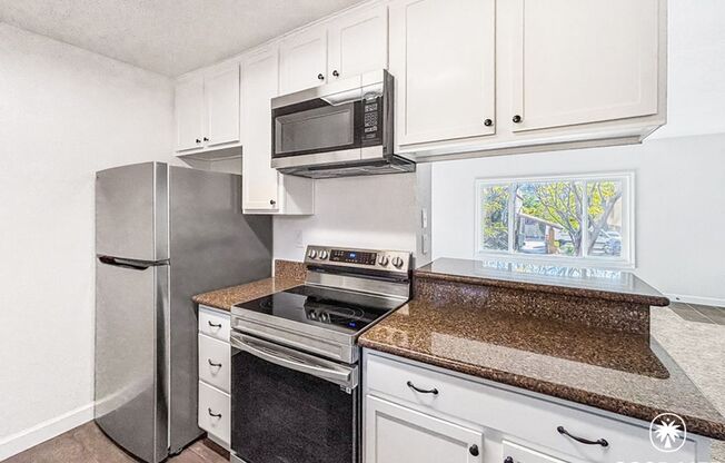 Stunning 2BD/2BA Condo in El Cajon W/ A/C, Private Balcony, Updated Kitchen, Coin-Op Laundry, & Community Pool/Spa !