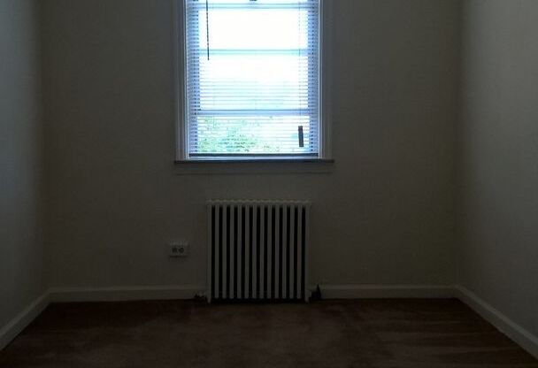 2 beds, 1 bath, 775 sqft, $1,095, Unit 627 Southcrest Drive #4