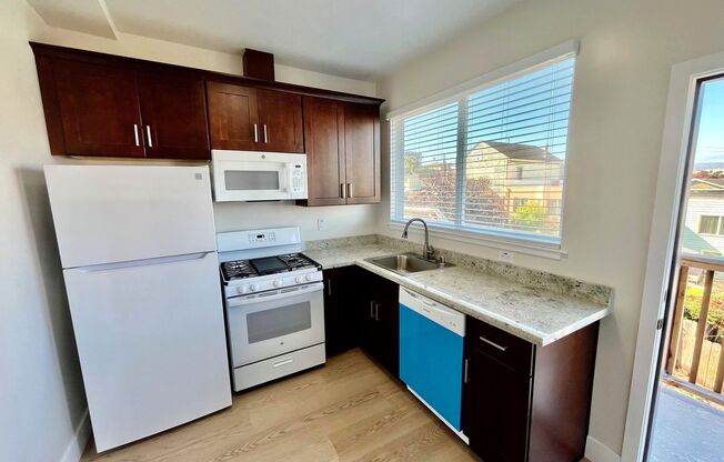 SPECTACULAR, TOP FLOOR 2 BED/1 BATH FULLY RENOVATED!!!