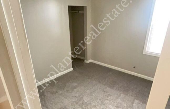 3 beds, 1 bath, 1,124 sqft, $850, Unit Upper