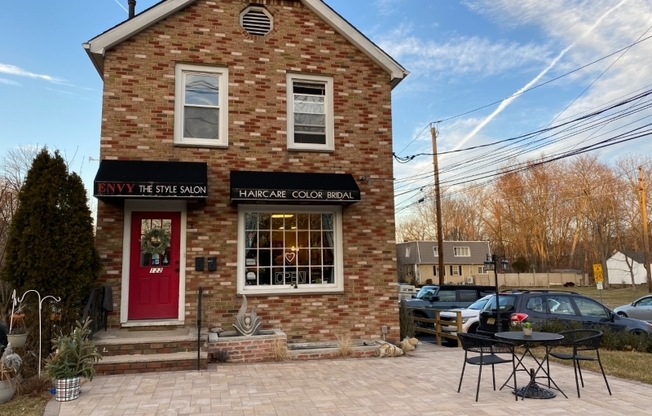 122 E MAIN ST