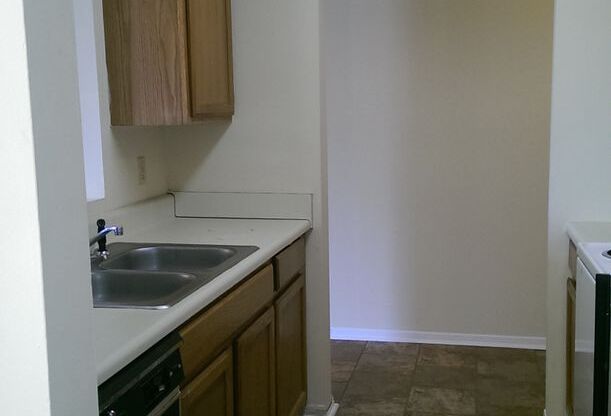 2 beds, 1 bath, $690, Unit 22