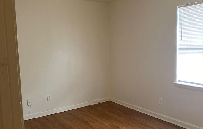 2 beds, 1 bath, 800 sqft, $870, Unit unit #5