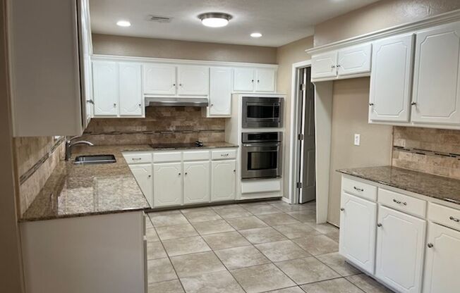 Beautiful 3 Bedroom 2.5 Bath Home in Edmond!  $1880 Per Month!  Move In Special $500 Off First Months Rent!