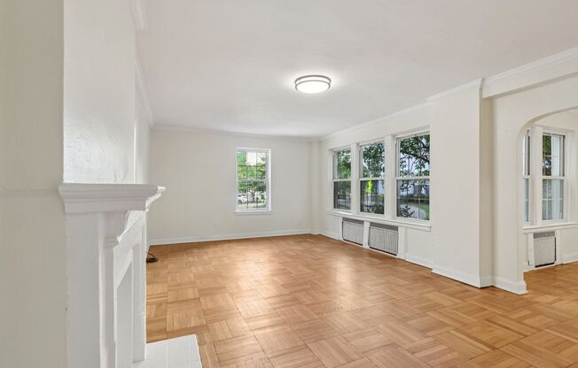 2 beds, 1 bath, 975 sqft, $1,900, Unit Royal York 102