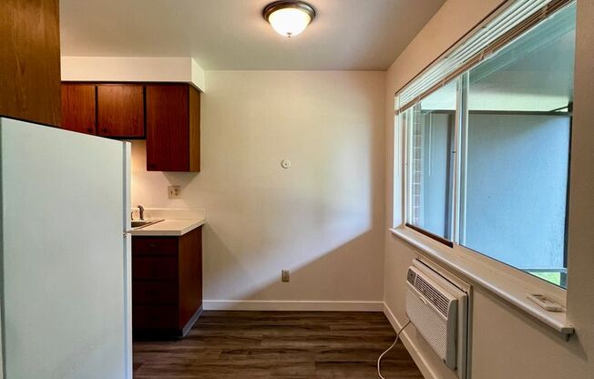 1 bed, 1 bath, $950, Unit R