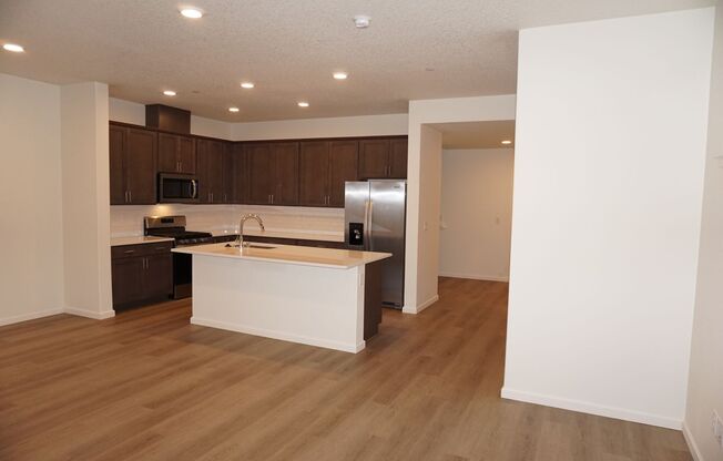 LIKE NEW End Unit Prairie Townhome for Lease - 11416 NE 127th Ct