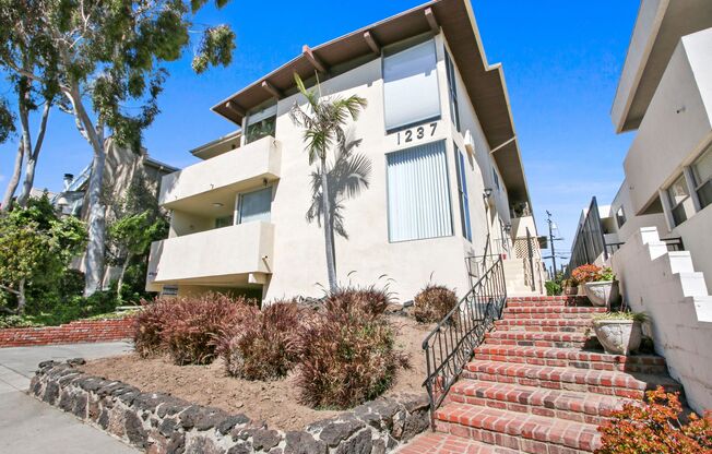1237 Berkeley St - steps to Wilshire Blvd in Santa Monica