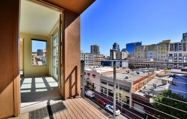 Fantastic Penthouse Unit Downtown Marina District