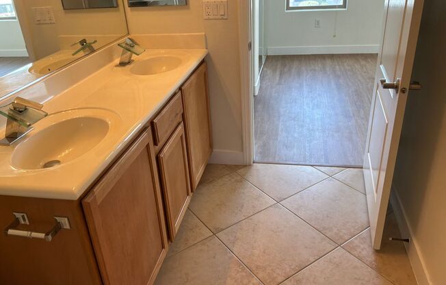 2 beds, 2 baths, $1,600, Unit Unit #2114