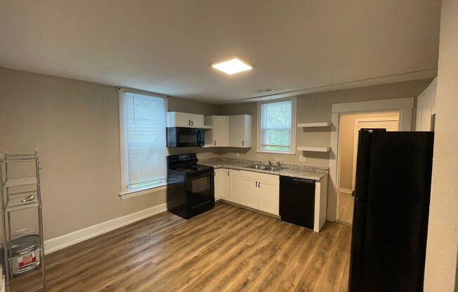 2 beds, 1 bath, 995 sqft, $825, Unit 625 A W Lynn