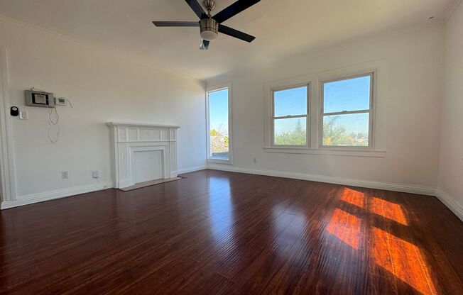 Beautiful Top Floor 2-Bedroom in the Heart of Mid Wilshire