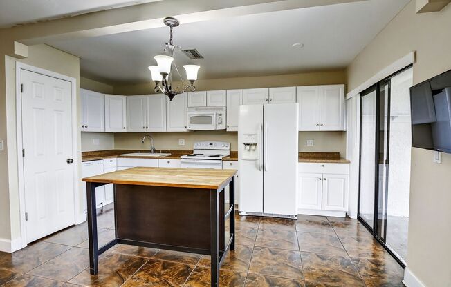 3/2 Lakeview Townhome in Pembroke Pines