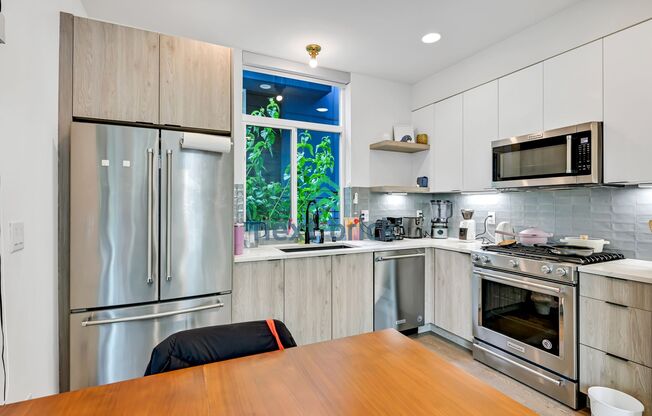 2 BEDS & 2 BATH TOWNHOUSE FOR RENT