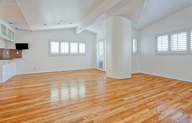 VERY BRIGHT & AIRY, 3BR3.5BA, TRI-LEVEL TOWNHOME W/ 2-CAR GARAGE + GUEST PARKING & 2 BALCONIES JUST 1/2 BLOCK FROM BEACH!