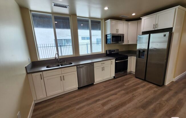 2726 S COCHRAN AVE