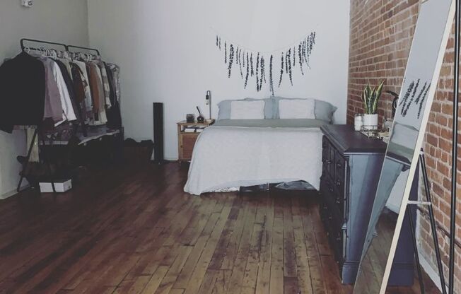 1 bed, 1 bath, 812 sqft, $1,400, Unit 211