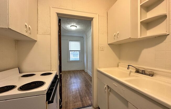 2 beds, 1 bath, 800 sqft, $1,200, Unit 111