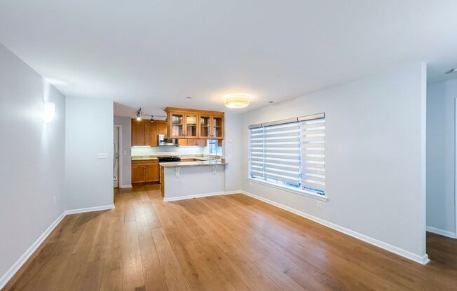 Beautiful 2BR/1BA with Large Private Patio, Parking & Shared Rooftop Deck in Marina