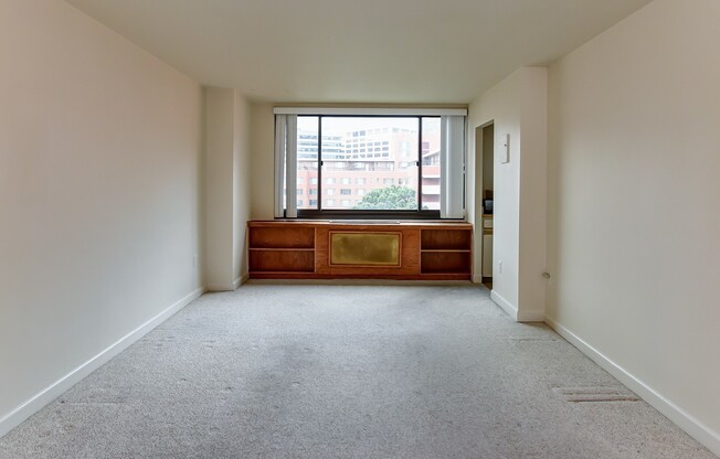 Spacious & Bright Studio at River Place East
