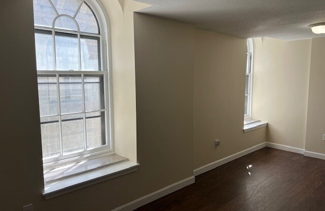 2 beds, 1 bath, 764 sqft, $2,100, Unit 1-27