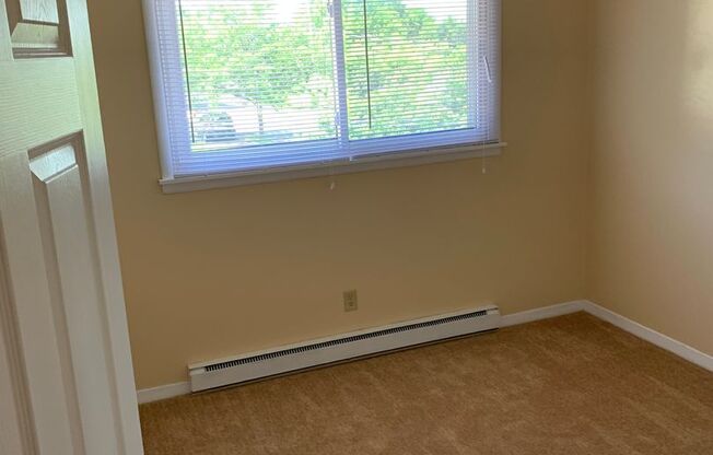 2 beds, 1 bath, $1,250, Unit 5