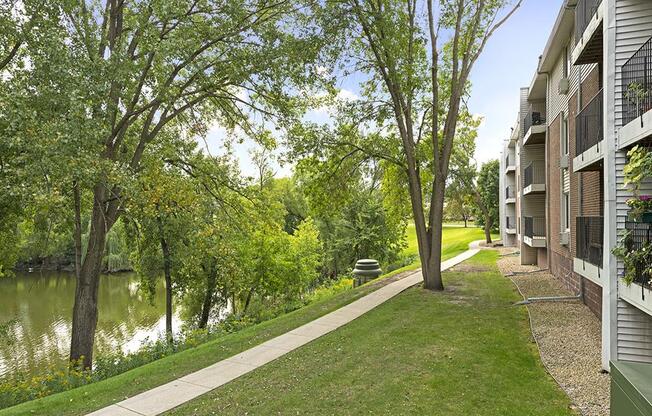 Willow Pond Apartments in Burnsville, MN Building Exterior