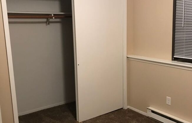 2 beds, 1 bath, 800 sqft, $885, Unit 400-03