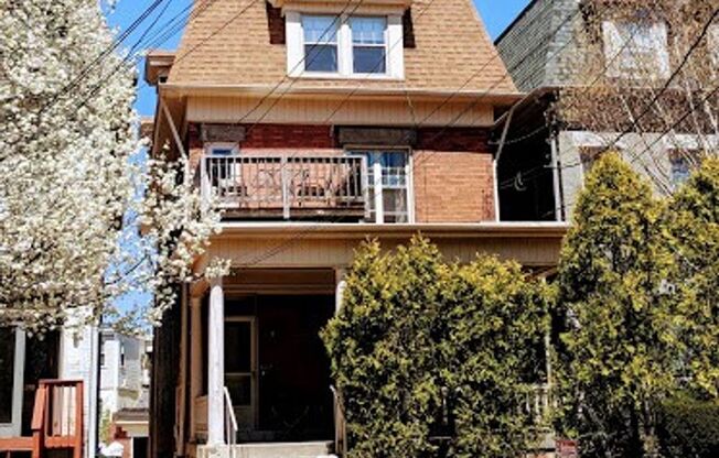 Spacious Two Story duplex on Walnut Street!