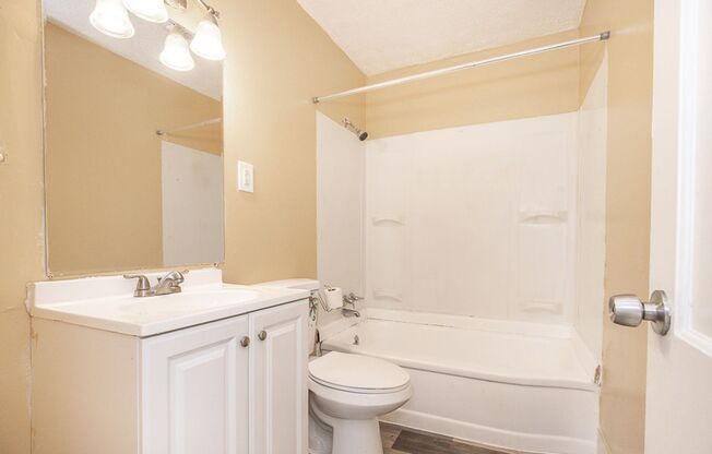 3 Bedroom/1 bath Single House!!