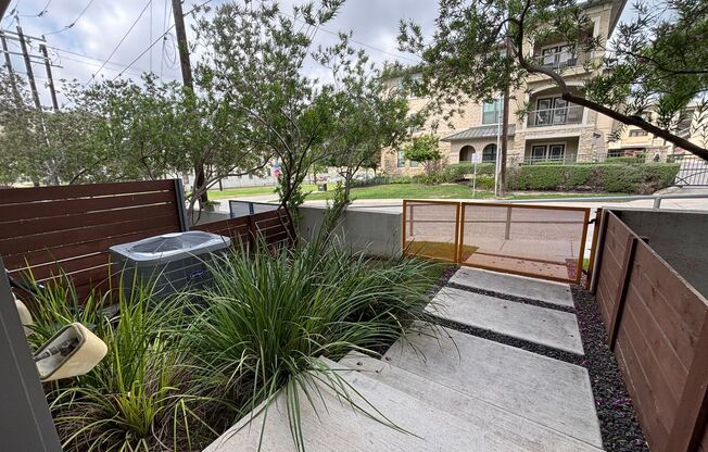 Gorgeous 2 Story Townhome in the Heart of Broadway/St. Marys