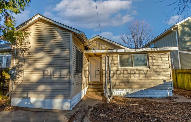 Charming 3-Bedroom Bungalow Near Garfield Park – Spacious, Bright & Ready for You! Available NOW!