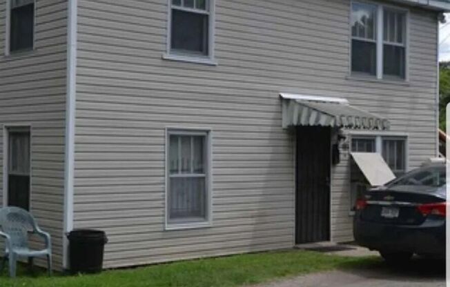 1305 W 15 ST