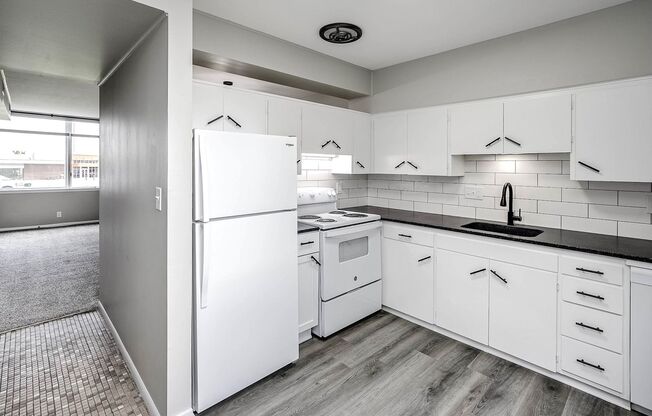 2 beds, 1 bath, $945, Unit 13