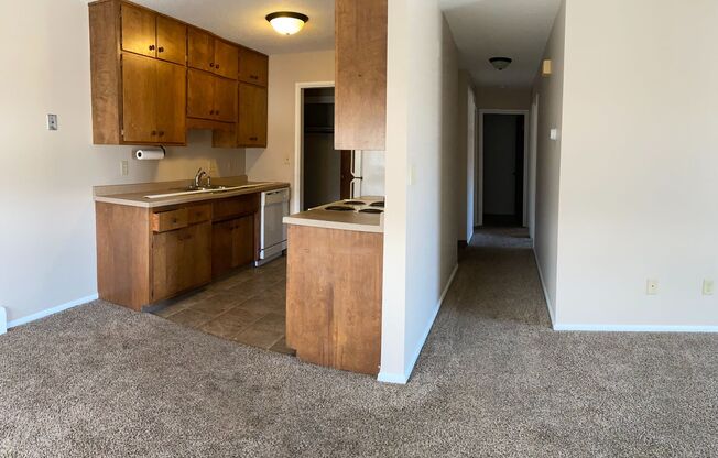 2 beds, 1 bath, 920 sqft, $725, Unit 24