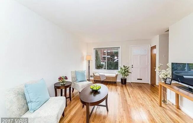 Charming 2-Bedroom, 2-Bathroom Home with Spacious Yard Near Old Town Alexandria