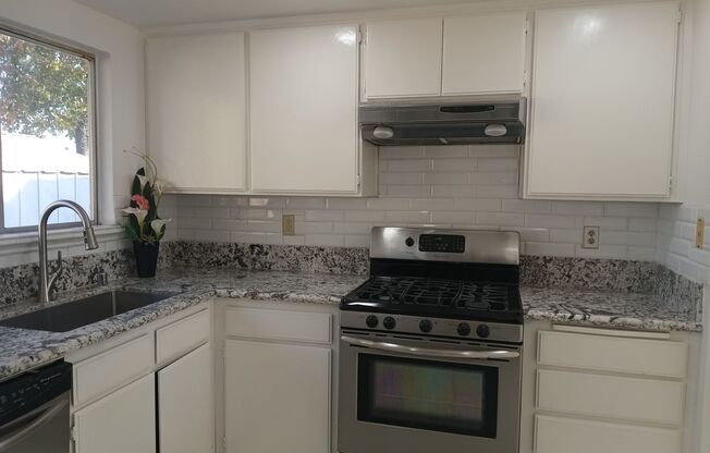 Stylish, Secure, and Pet-Friendly 3-Bedroom Home in South Bakersfield