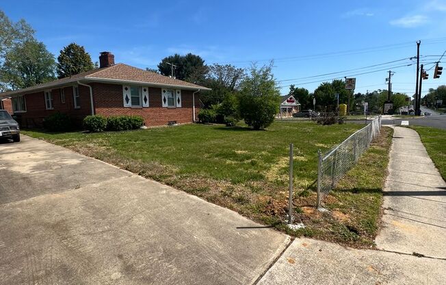 Amazing 6 Bedroom 2 Bathroom home with dual driveways