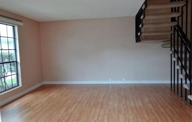 3 BR Townhouse Located on UCSD Bus Line w/ Spacious Bedrooms!