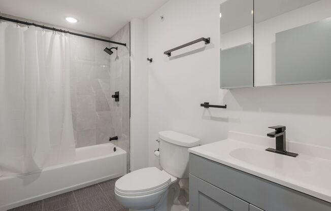 2 beds, 2 baths, 883 sqft, $2,750, Unit 4415 Chestnut - Large 2 Bedroom