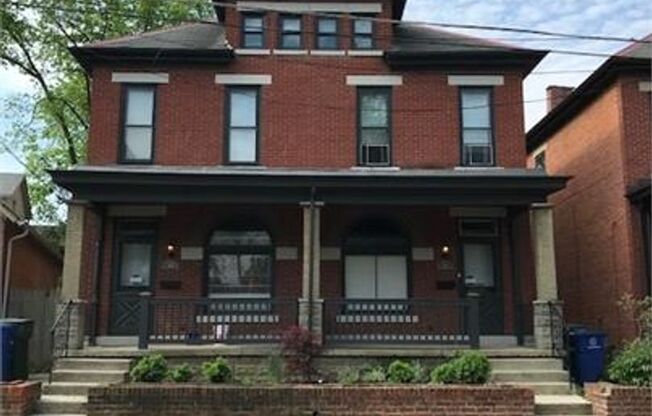301-305 E Sycamore St
