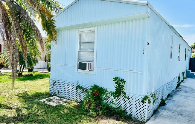 FIRST MONTH'S RENT FREE! 2/1.5 IN SPRINGWOOD PARK