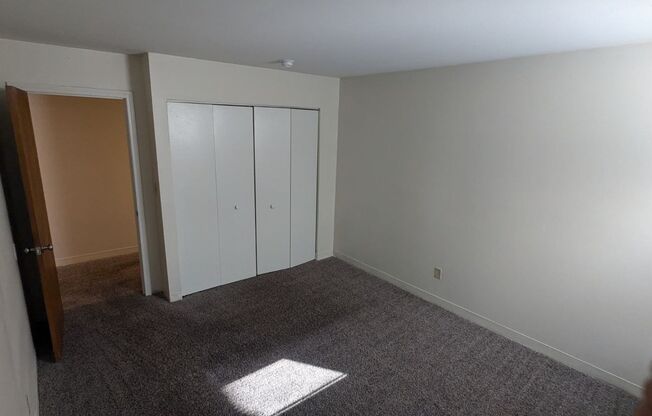 3 beds, 1 bath, $1,300, Unit 1135-102