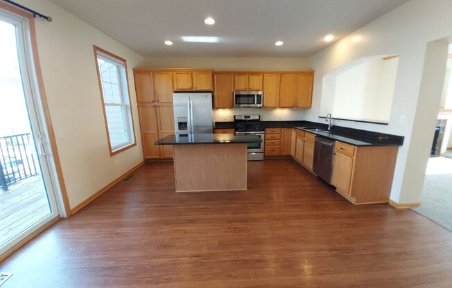 3 beds, 2.5 baths, $2,250, Unit UNIT B