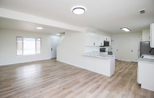 3 beds, 2.5 baths, 1,268 sqft, $1,735, Unit 4015-02