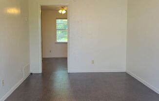 1 bed, 1 bath, 520 sqft, $550, Unit 5 - SHOWABLE - 2 WEEKS FREE RENT